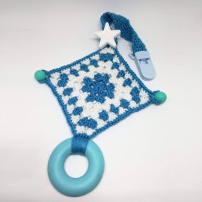   Kék-fehér horgolt rágcsakendő – a fogzó babák ideális kiegészítője